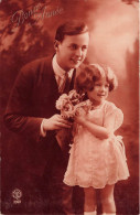 FÊTES ET VOEUX - Nouvel An - Un Père Et Sa Fille Tenant Un Bouquet De Roses - Carte Postale Ancienne - New Year