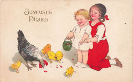 FÊTES ET VOEUX - Pâques - Deux Sœurs Donnant Des Grains à La Poule Et Ses Poussins - Colorisé - Carte Postale Ancienne - Ostern