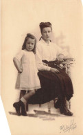 MODE - Une Petite Fille Et Sa Mère En Noir Et Blanc - Carte Postale Ancienne - Mode