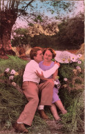 COUPLE - L'homme Embrassant La Joue De Sa Fiancée Dans Le Pré - Colorisé - Carte Postale Ancienne - Paare