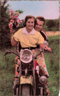 COUPLE - Promenade En Moto - Colorisé - Carte Postale Ancienne - Couples