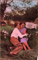 COUPLE - L'homme Embrassant La Joue De Sa Fiancée Dans Le Pré - Colorisé - Carte Postale Ancienne - Paare