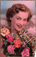 FANTAISIES - Une Femme Souriante Tenant Un Bouquet De Fleurs - Colorisé - Carte Postale Ancienne - Mujeres