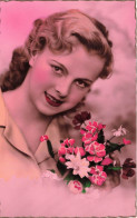 FANTAISIES - Une Femme Souriante Tenant Un Bouquet De Fleurs - Colorisé - Carte Postale Ancienne - Donne