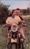 COUPLE - Promenade En Moto - Colorisé - Carte Postale Ancienne - Couples