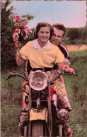 COUPLE - Promenade En Moto - Colorisé - Carte Postale Ancienne - Couples