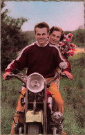 COUPLE - Promenade En Moto - Colorisé - Carte Postale Ancienne - Couples