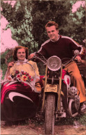 COUPLE - Promenade En Moto - Colorisé - Carte Postale Ancienne - Couples