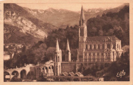 FRANCE - Lourdes - Les Rampes Et La Basilique - Au Fond: L'Arbiden - Vue Générale - Carte Postale Ancienne - Lourdes