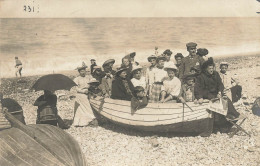 Ault * Onival * Carte Photo * Famille Promeneurs Dans Une Barque Sur La Plage - Ault