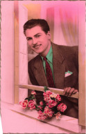 FANTAISIES - Un Homme Tenant Un Bouquet De Fleurs à La Fenêtre - Colorisé - Carte Postale Ancienne - Uomini