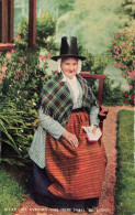 ROYAUME UNI - Pays De Galles - Une Femme Galloise Assise Dans Le Jardin - Colorisé - Carte Postale Ancienne - Otros & Sin Clasificación