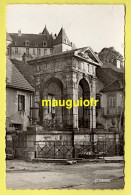 70 HAUTE SAÔNE / GY / LA VIEILLE FONTAINE ET LE CHÂTEAU / ANNÉES 1950 - Gy