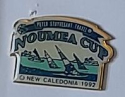 Pin's  Sport  VOILE, NOUMEA  CUP, NEW  CALEDONIA  1992, PETER  STUYVESANT  TRAVEL  Verso  ACPV  NOUMEA - Vela