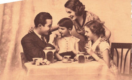 ENFANTS - Un Frère Et Une Sœur Au Petit Déjeuner Avec Leurs Parents  - Carte Postale Ancienne - Grupo De Niños Y Familias