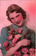 FANTAISIES - Une Femme Tenant Un Bouquet De Fleurs - Colorisé - Carte Postale Ancienne - Femmes