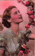 FANTAISIES - Une Femme Souriante Contemplant Les Roses - Colorisé - Carte Postale Ancienne - Women