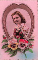 FANTAISIES - Une Femme Souriante Tenant Un Bouquet De Fleurs Dans Un Fer à Cheval - Colorisé - Carte Postale Ancienne - Femmes