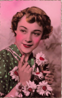 FANTAISIES - Une Femme Souriante Tenant Un Bouquet De Fleurs - Colorisé - Carte Postale Ancienne - Mujeres