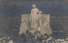 Compiègne * Carte Photo * Une Vue Du Monument Aux Morts - Compiegne