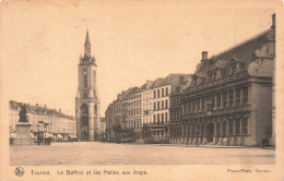 BELGIQUE - Tournai - Le Beffroi Et Les Halles Aux Draps - Place Vide - Carte Postale Ancienne - Doornik