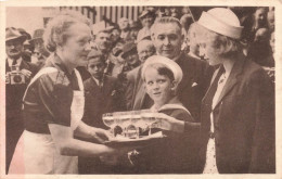 FAMILLES ROYALES - Princesse Joséphine-Charlotte Et Prince Baudouin Au Championnat Du Jeu De Balle - Carte Postale - Königshäuser