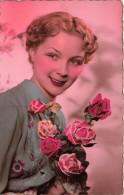 FANTAISIES - Une Femme Souriante Tenant Un Bouquet De Fleurs - Colorisé - Carte Postale Ancienne - Femmes