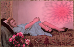 FANTAISIES - Une Femme S'allongeant Sur Le Lit - Colorisé - Carte Postale Ancienne - Women