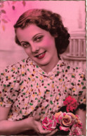 FANTAISIES - Une Femme Souriante Tenant Un Bouquet De Roses - Colorisé - Carte Postale Ancienne - Donne