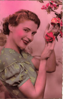 FANTAISIES - Une Femme Souriante Tenant Une Rose - Colorisé - Carte Postale Ancienne - Femmes