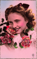 FANTAISIES - Une Femme Souriante Tenant Des Roses - Colorisé - Carte Postale Ancienne - Donne