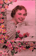 FANTAISIES - Une Femme Souriante Tenant Des Roses - Colorisé - Carte Postale Ancienne - Vrouwen