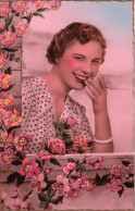 FANTAISIES - Une Femme Souriante Tenant Un Bouquet De Fleurs - Colorisé - Carte Postale Ancienne - Vrouwen