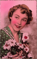 FANTAISIES - Une Femme Souriante Tenant Un Bouquet De Fleurs - Colorisé - Carte Postale Ancienne - Donne