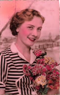 FANTAISIES - Une Femme Souriante Tenant Un Bouquet De Fleurs - Colorisé - Carte Postale Ancienne - Women