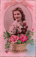 FANTAISIES - Une Femme Souriante Tenant Un Bouquet De Fleurs - Colorisé - Carte Postale Ancienne - Mujeres