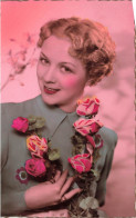 FANTAISIES - Une Femme Souriante Tenant Un Bouquet De Fleurs - Colorisé - Carte Postale Ancienne - Vrouwen