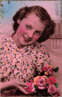 FANTAISIES - Une Femme Souriante Tenant Un Bouquet De Fleurs - Colorisé - Carte Postale Ancienne - Vrouwen