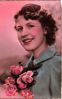 FANTAISIES - Une Femme Tenant Un Bouquet De Fleurs - Colorisé - Carte Postale Ancienne - Donne