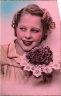 FANTAISIES - Une Femme Tenant Un Bouquet De Fleurs - Colorisé - Carte Postale Ancienne - Femmes