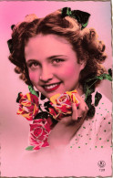 FANTAISIES - Une Femme Tenant Un Bouquet De Fleurs - Colorisé - Carte Postale Ancienne - Frauen