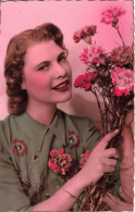 FANTAISIES - Une Femme Tenant Un Bouquet De Fleurs - Colorisé - Carte Postale Ancienne - Vrouwen