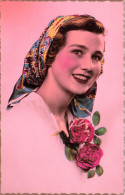 FANTAISIES - Une Femme Tenant Un Bouquet De Fleurs - Colorisé - Carte Postale Ancienne - Vrouwen