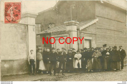 69 PIERRE BENITE. Ouvriers Ouvrières à L'Entrée De La Cristallerie De Lyon. Rare Photo Carte Postale 1908 - Pierre Benite