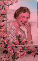 FANTAISIES - Une Femme Tenant Un Bouquet De Fleurs - Colorisé - Carte Postale Ancienne - Frauen