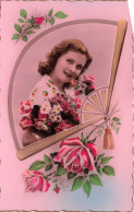 FANTAISIES - Une Femme Tenant Une Fleur Dans Un éventail - Colorisé - Carte Postale Ancienne - Mujeres