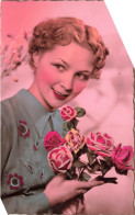 FANTAISIES - Une Femme Tenant Un Bouquet De Fleurs - Colorisé - Carte Postale Ancienne - Vrouwen