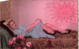 FANTAISIES - Une Femme  S'allongeant Sur Le Lit - Colorisé - Carte Postale Ancienne - Femmes