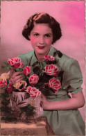 FANTAISIES - Une Femme Tenant Un Bouquet De Fleurs - Colorisé - Carte Postale Ancienne - Femmes