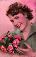 FANTAISIES - Une Femme Souriante Tenant Un Bouquet De Fleurs - Colorisé - Carte Postale Ancienne - Mujeres